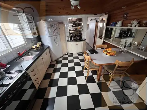 Casa 4 ambientes con 2 baños