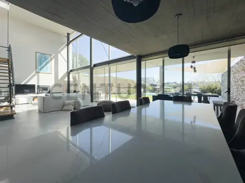 Casa en Alquiler con 4 cocheras