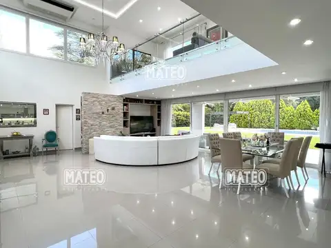 DESTACADA PROPIEDAD CON FONDO A AREA VERDE