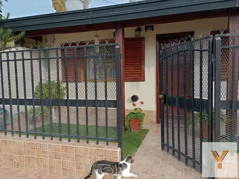 Casa en venta - 3 Dormitorios 1 Baño - Cochera - Villa Regina, Río Negro