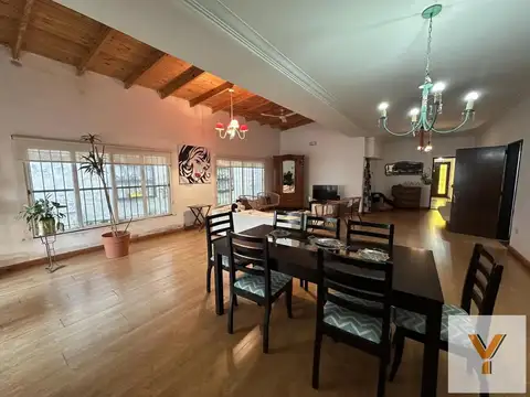 Casa en venta - 4 Dormitorios 3 Baños - Tandil