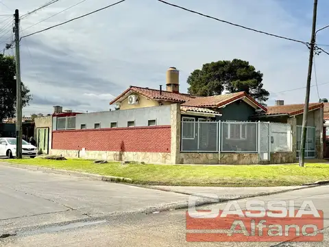 CASA DESARROLLADA EN UNA PLANTA CON 3 DORMIT, PATIO Y GARAGE