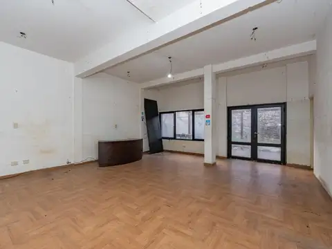 LOCAL COMERCIAL CON FONDO Y JARDÍN EN EXC. UBICACIÓN!