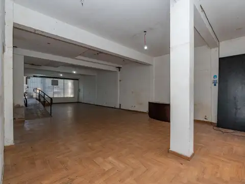 LOCAL COMERCIAL CON FONDO Y JARDÍN EN EXC. UBICACIÓN!