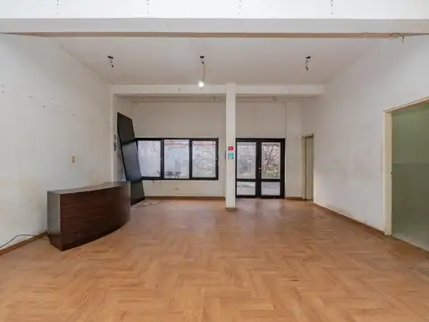 LOCAL COMERCIAL CON FONDO Y JARDÍN EN EXC. UBICACIÓN!