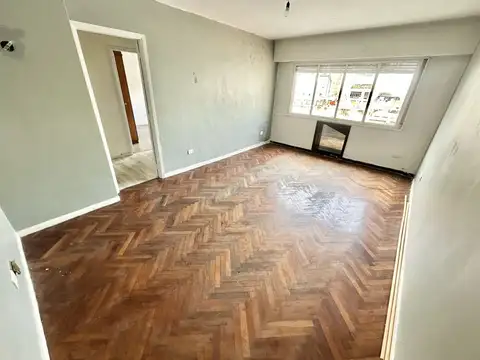 3 amb con escritorio y balcon a mts de Shopping Abasto.