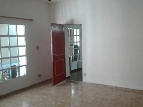 Casa 6 ambientes con 1 baño