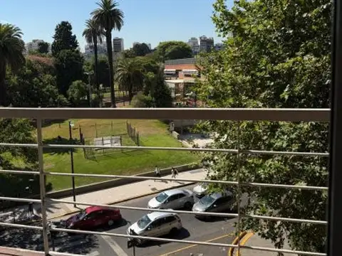 ALQUILER 3 AMBIENTES. Con Dpcia. de servicio..  HERMOSA VISTA A PLAZA LAS HERAS