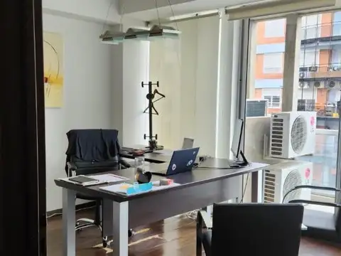 Oficina 8 ambientes con 2 baños