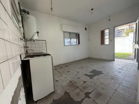 Lote de 184 m² con casa a reciclar – gran potencial de modernización – Temperley