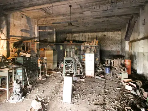 Matheu al 2700, esquina Sarratea