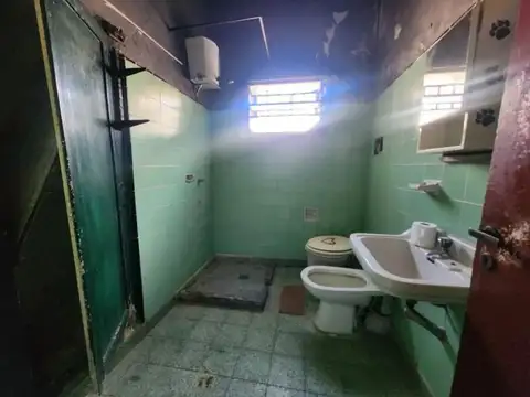 VENTA CASA 1 DORMITORIO Y COCHERA A REFACCIONAR