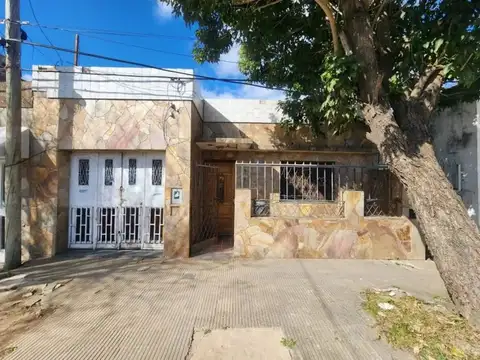 VENTA CASA 1 DORMITORIO Y COCHERA A REFACCIONAR
