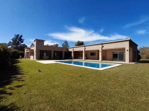 OPORTUNIDAD – CASA DE 497m2 EN  LAS CASUARINAS