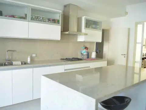 OPORTUNIDAD – CASA DE 497m2 EN  LAS CASUARINAS