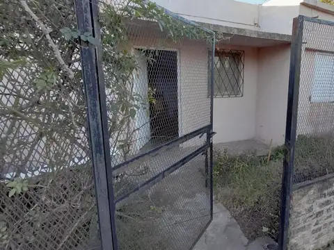 VENTA CASA DOS DORMITORIOS - CAPITAN BERMUDEZ