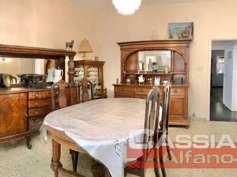 Casa 6 ambientes con 2 baños