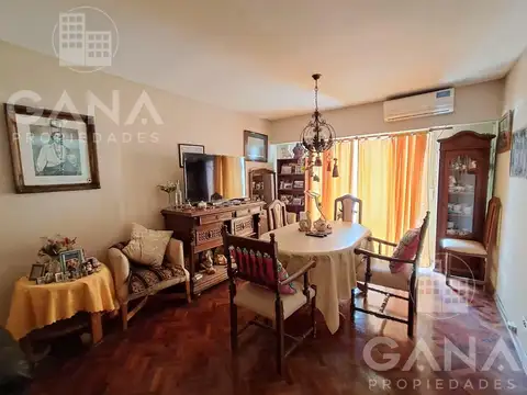 Venta zona centro Departamento 3 dormitorios con cochera incluida. Apto Credito.