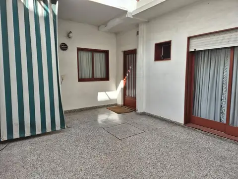 Amplio Ph de 4 ambientes con patio y terraza