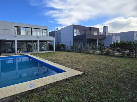 Puertos del Lago Barrio Vistas Escobar Casa en venta 5 habitaciones Pileta Parrilla Interno