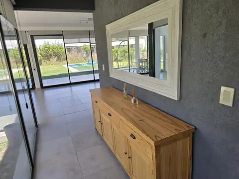 Casa en Alquiler con 2 cocheras