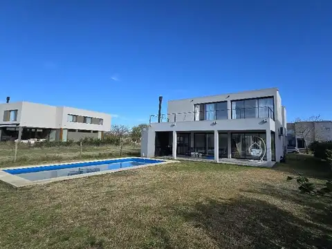 Casa 6 ambientes con 2 baños