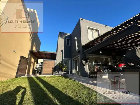 Casa en Venta con 2 cocheras