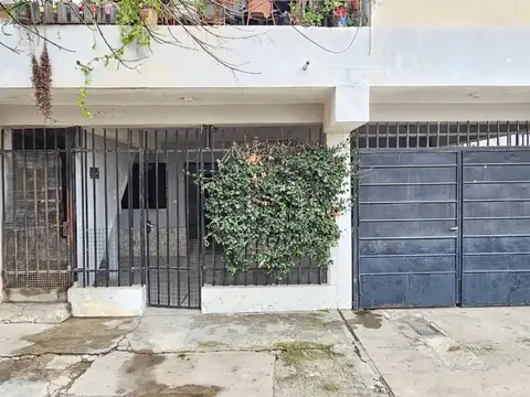 Casa en Planta baja Barrio 374 viviendas 3 dorm.