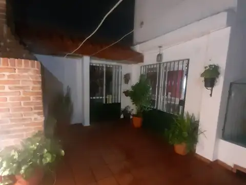 Depto Tipo Casa en Alquiler con 1 cocheras