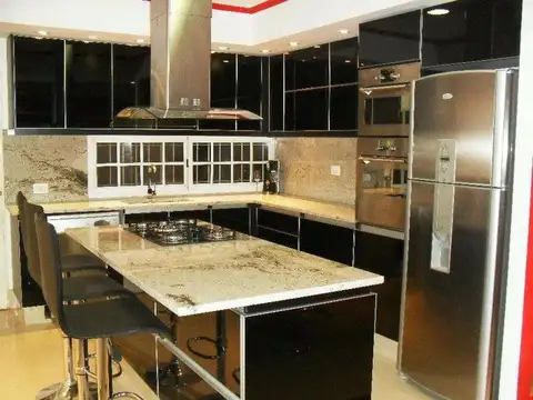 Casa 8 ambientes con 4 baños