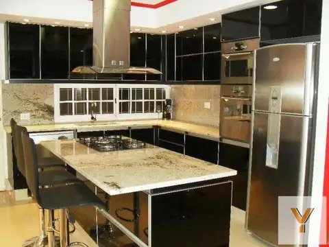 Casa 8 ambientes con 4 baños