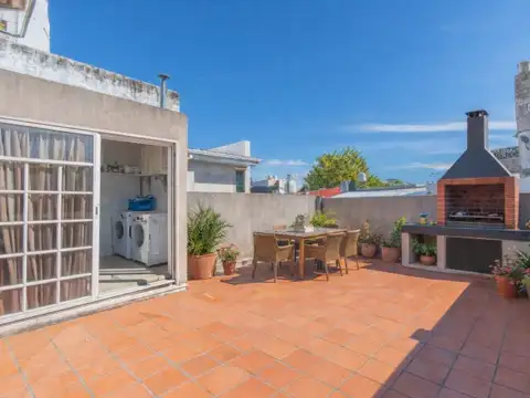 PH . FRENTE . BALCÓN Y TERRAZA PROPIA. SIN EXPENSAS