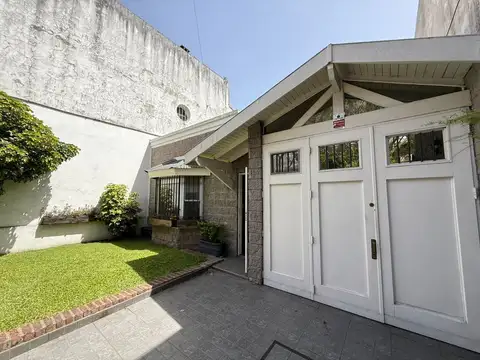 CASA EN VENTA DE 4 AMBIENTES EN OLIVOS PERMUTA
