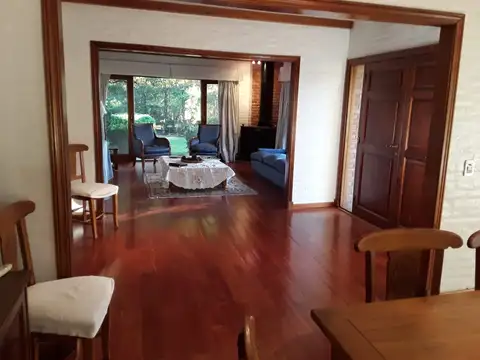Casa en Alquiler con 1 cochera