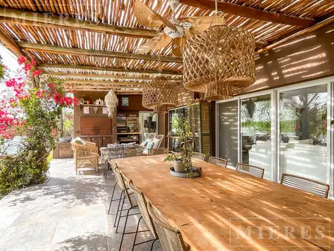 Casa en Alquiler con 4 cocheras