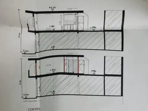 Locales comerciales con departamentos en planta alta
