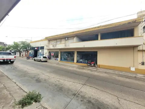 Locales comerciales con departamentos en planta alta