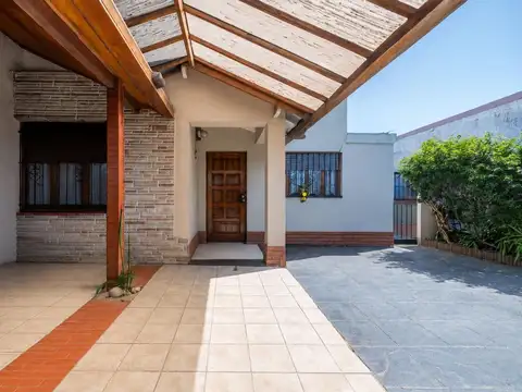 VENTA CASA 5 AMB CON PILETA Y PARQUE EN TEMPRLEY