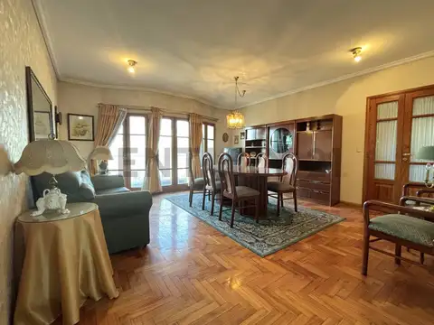 Departamento 3 ambientes frente a Plaza San Martín y estación – bajas expensas, edificio sólido