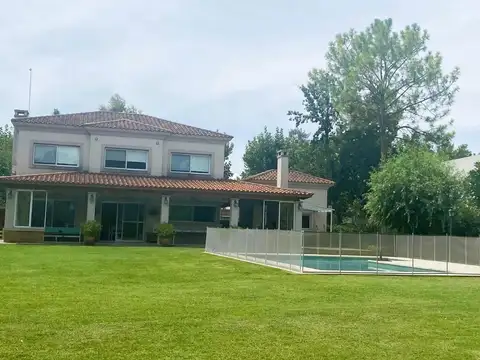 Miralagos-casa Con Jardin A Importante Area Verde.