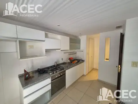 Alquiler -Departamento con balcón al frente y patio - Pichincha