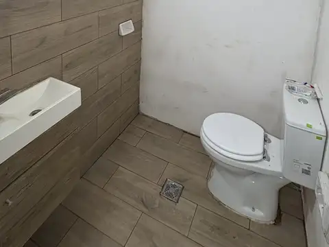 Alquiler. Local 33m2 Flores. Excelente ubicación. Lindo frente. Apto todo rubro. No paga expensas.