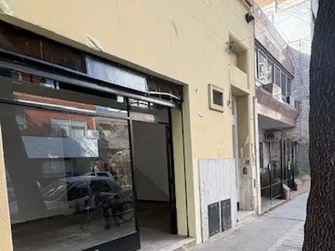 Alquiler. Local 33m2 Flores. Excelente ubicación. Lindo frente. Apto todo rubro.