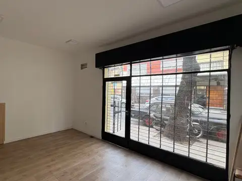Alquiler. Local 33m2 Flores. Excelente ubicación. Lindo frente. Apto todo rubro. No paga expensas.