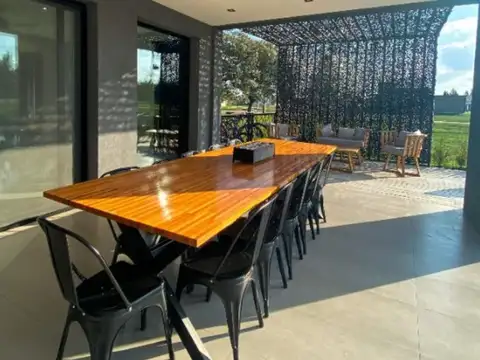 Casa en Venta con 3 cocheras