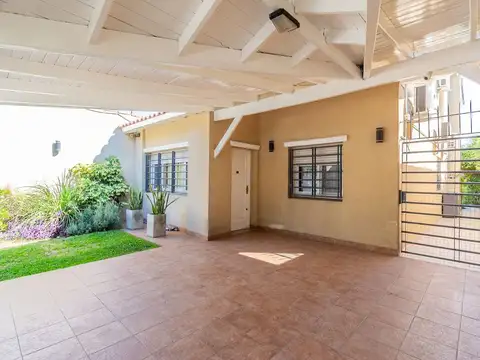 Casa en Venta con 3 cocheras