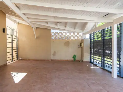 VENTA CASA 5 AMBIENTES MORON
