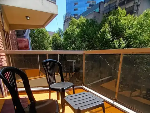 Amb. de 36 m2 Equipado con Balcón frente/ Excelente edificio/ Muy Luminoso