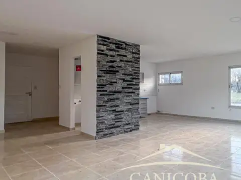 Casa 4 ambientes con 2 baños
