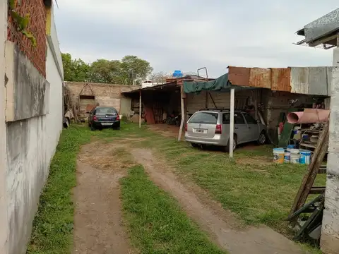 VENTA CASA 1 DORMITORIO  CON AMPLIO JARDIN. A REFACCIONAR
